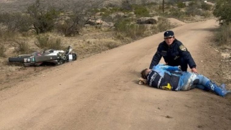 Luciano es asistido por uno de los oficiales de seguridad de la competencia. Foto: Captura Video