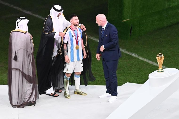 Messi y el thoub, la túnica con la que levantó la Copa del Mundo en Qatar 2022.