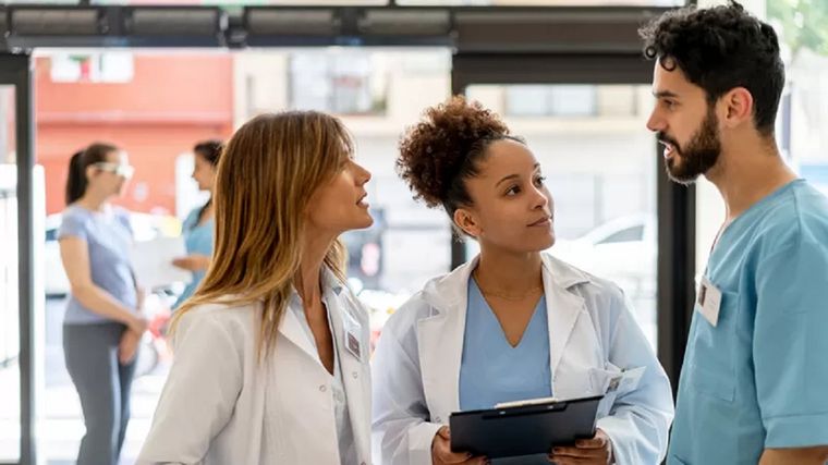 Miles de jóvenes latinoamericanos, en especial brasileños, eligen formarse como médicos en Argentina. Foto: GETTY IMAGES
