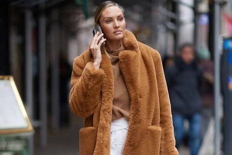 Un abrigo perfecto para situaciones formales e informales. Un abrigo perfecto para situaciones formales e informales.