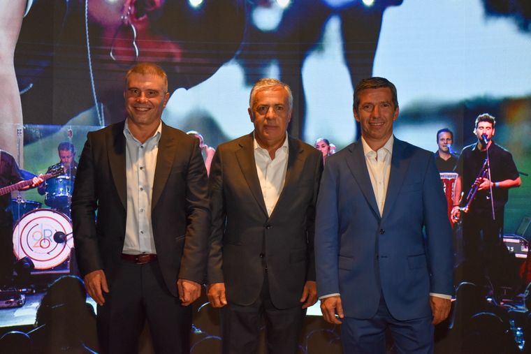 El intendente Diego Costarelli, el gobernador Alfredo Cornejo y el presidente de la UCR, Andrés Lombardi. El intendente Diego Costarelli, el gobernador Alfredo Cornejo y el presidente de la UCR, Andrés Lombardi.