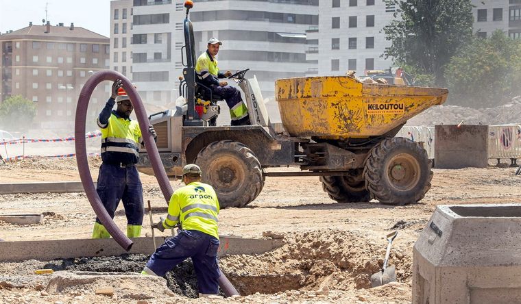 construcción trabajo Los obreros de la construcción se verán poco impactados por la IA. Foto: Efe.