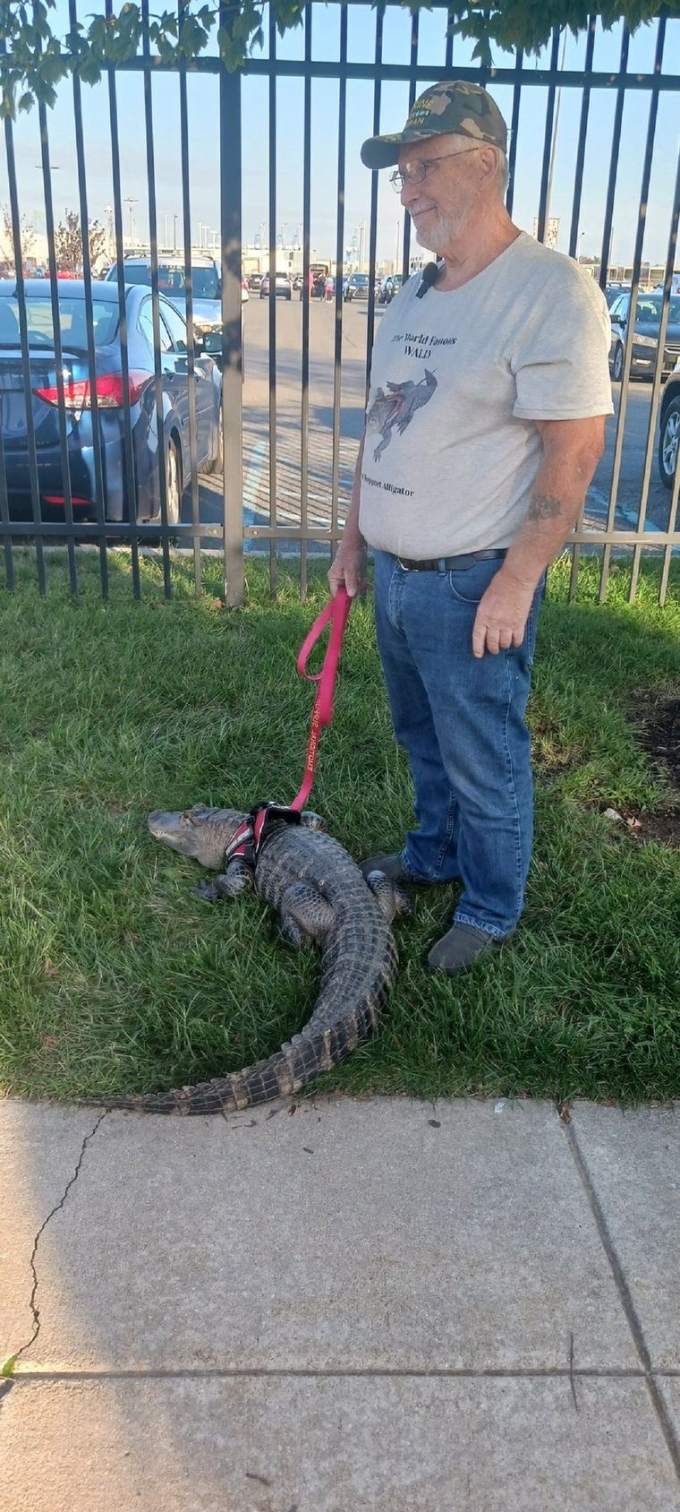 El hombre junto a su insólita mascota a las afueras del estadio de béisbol Foto: Twitter: @philly_captain