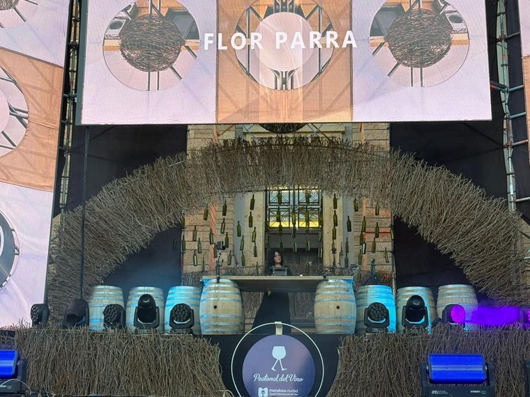 Flor Parra estuvo a cargo del warm up con los últimos rayos de sol. Flor Parra estuvo a cargo del warm up con los últimos rayos de sol.