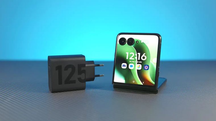 Plegable premium: formato compacto al cerrarse y pantalla de 7” (2992 x 1224 px) para volver a un tamaño grande al abrirlo, sin perder estilo. Plegable premium: formato compacto al cerrarse y pantalla de 7” (2992 x 1224 px) para volver a un tamaño grande al abrirlo, sin perder estilo.