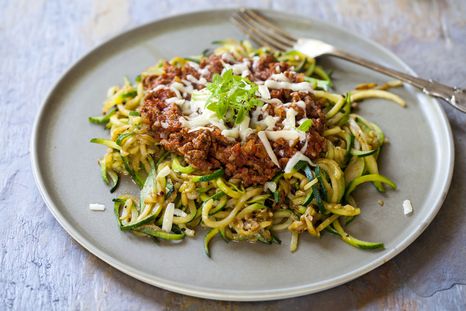Fideos de zucchini con boloñesa casera: receta rápida y saludable. Fideos de zucchini con boloñesa casera: receta rápida y saludable.
