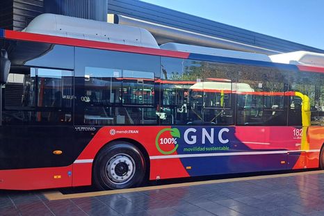 Mendoza presentó colectivos a GNC que reducen emisiones y gastos en búsqueda de una movilidad más sustentable. Mendoza presentó colectivos a GNC que reducen emisiones y gastos en búsqueda de una movilidad más sustentable.