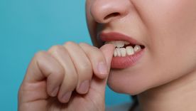 Morderse las uñas es uno de los hábitos más comunes en la actualidad. Morderse las uñas es uno de los hábitos más comunes en la actualidad.