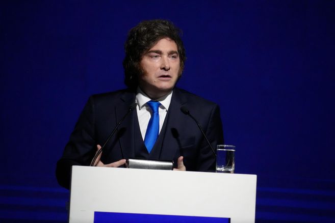 La advertencia de The Economist a Milei por el caso Adorni y la economía: Está en serios problemas