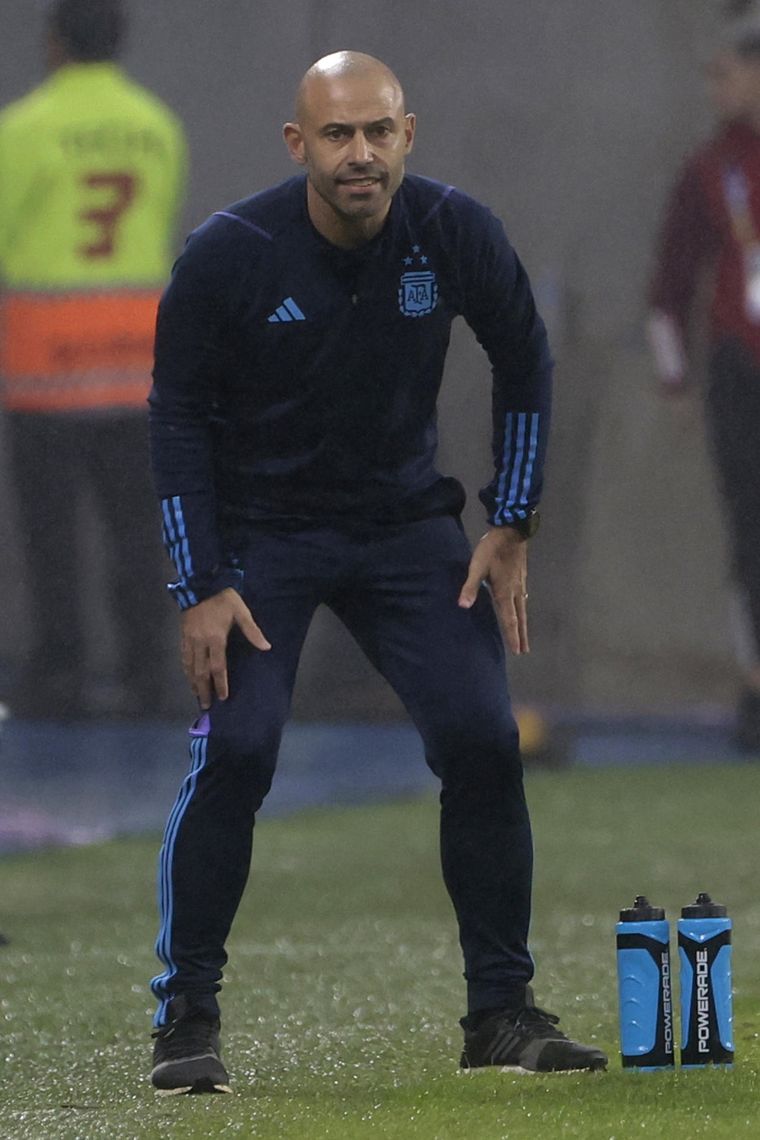 El DT fue ovacionado por los hinchas. Foto: EFE