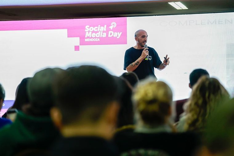 Facundo Gogol, representante del EMETUR, participó en el Social Media Day Mendoza para compartir su visión sobre creatividad, turismo y el uso de la inteligencia artificial en estrategias de comunicación. Facundo Gogol, representante del EMETUR, participó en el Social Media Day Mendoza para compartir su visión sobre creatividad, turismo y el uso de la inteligencia artificial en estrategias de comunicación.