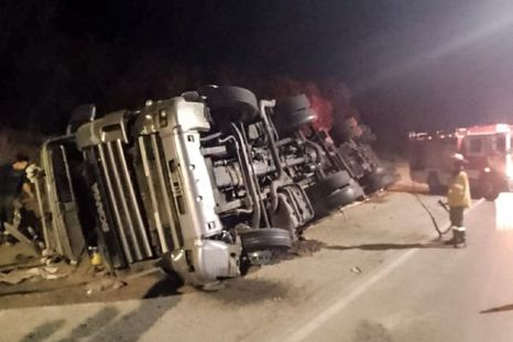 Circulaba por la Ruta 34 en Lavalle, mordió la banquina y volcó el camión Foto: Ministerio de Seguridad de Mendoza