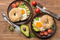 Bagel de palta, huevo y tomate en simples pasos. Foto: Aceite Ideal (aceiteideal.com)