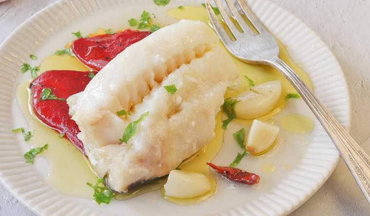 Esta receta de bacalao confitado es una técnica ancestral que conserva la ternura del pescado sin freírlo ni hervirlo.
