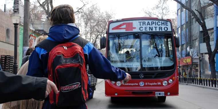 El usuario queda como último espectador de lo que pasa con el servicio de micros. Foto: Nacho Gaffuri / Archivo