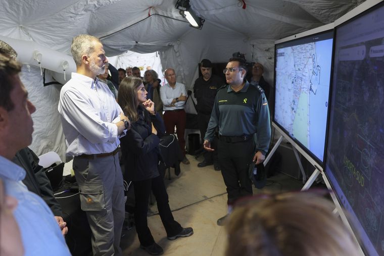 El rey Felipe VI la pasó muy mal en Paiporta Foto: EFE