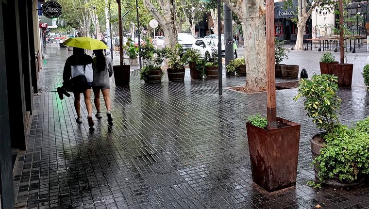 Mendoza continúa bajo alerta por tormentas, según el SMN.