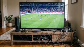 Con accesorios económicos es posible esconder el cableado del televisor y lograr un espacio mucho más prolijo. Con accesorios económicos es posible esconder el cableado del televisor y lograr un espacio mucho más prolijo.