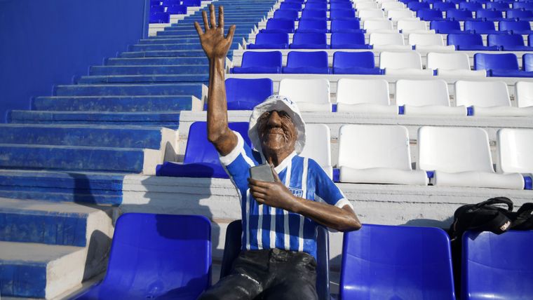 La estatua del Loco Julio, gloria de Godoy Cruz, estaba en la platea sur del Feliciano Gambarte.&nbsp;