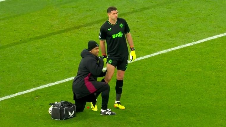 Dibu se perdería solamente un partido por su molestia. Foto: Captura Video