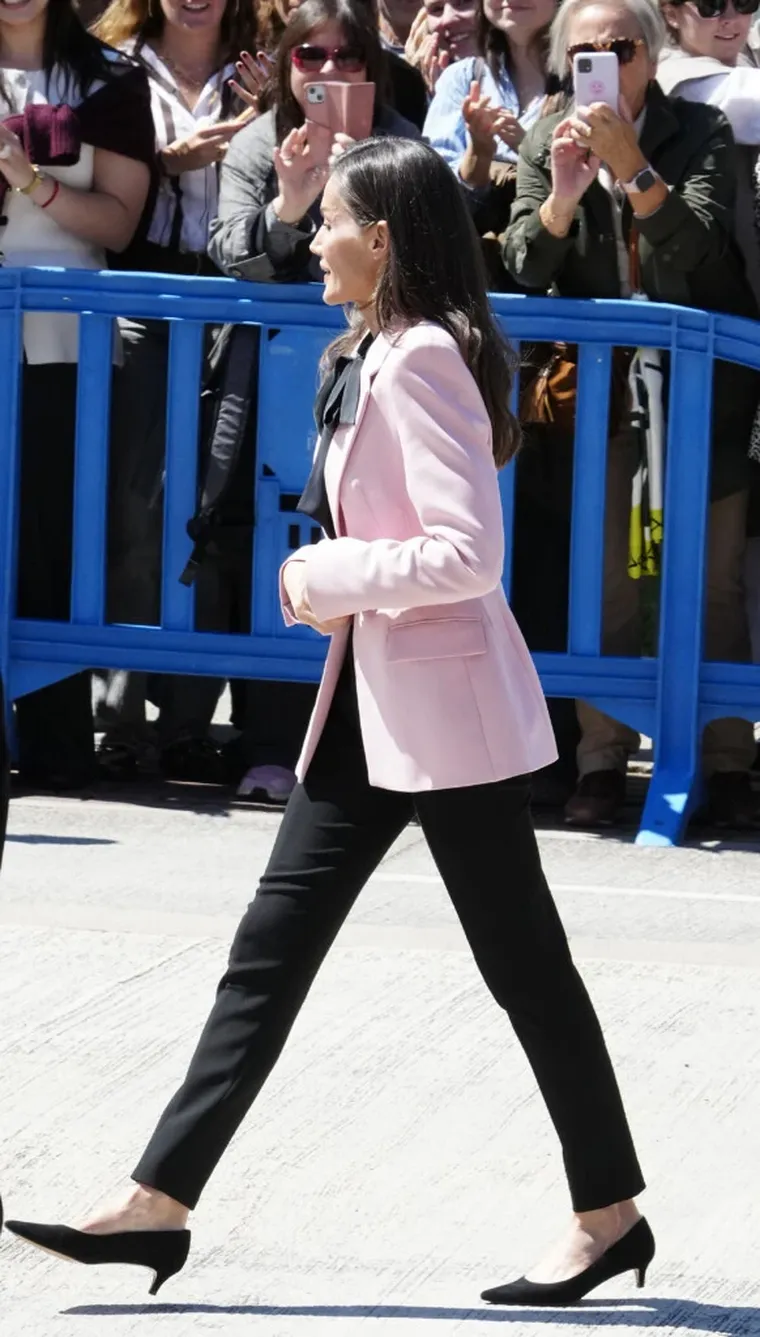 La chaqueta low cost de la reina Letizia que compró en rebajas. La chaqueta low cost de la reina Letizia que compró en rebajas.