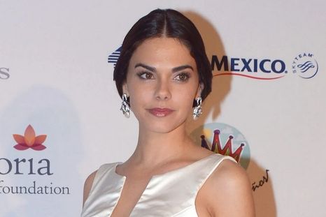 La actriz Livia Brito, tiene una de las siluetas más admiradas del ambiente y la realza con jeans que le sientan como guante a la mano. Foto: laopinion.com