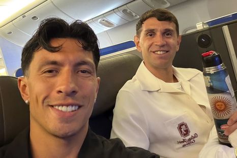 Lisandro Martínez y el Dibu rumbo a Kansas. Lisandro Martínez y el Dibu rumbo a Kansas.