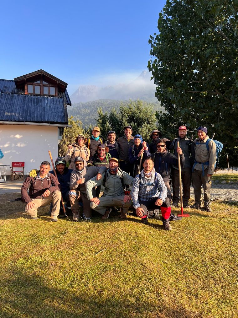 El grupo de jóvenes que se unió para ayudar en los incendios Foto: Emanuel Carrasco