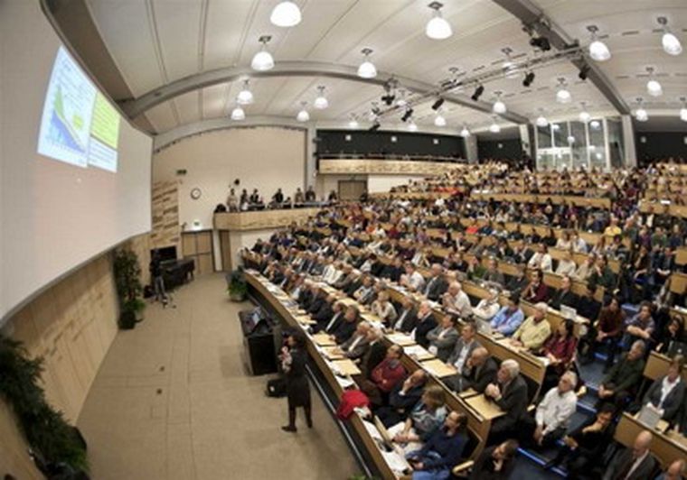 Salón de actos del CERN abarrotado durante la presentación.