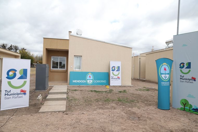 Barrio 2 de Abril Competencia de banners en el acto de entrega de viviendas en San Rafael Foto: gentileza