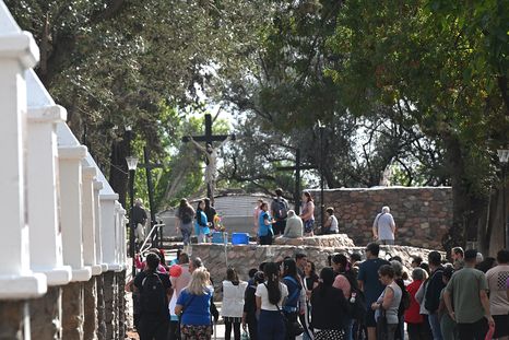 Cientos de fieles participan de las celebraciones en el Calvario por Semana Santa. Cientos de fieles participan de las celebraciones en el Calvario por Semana Santa.