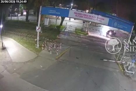 Un video de las cámaras de seguridad del partido de San Isidro registró el momento del accidente fatal en el que el auto de Ernestina Pais es embestido por el tren. Un video de las cámaras de seguridad del partido de San Isidro registró el momento del accidente fatal en el que el auto de Ernestina Pais es embestido por el tren.