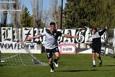 Padilla se llena la boca de gol. Es el tercero en la campaña. Foto: Prensa Gimnasia Padilla se llena la boca de gol. Es el tercero en la campaña. Foto: Prensa Gimnasia