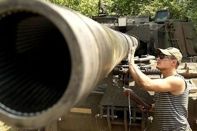 MDZol | Las opciones de los ingenieros militares ucranianos son reparar rápidamente los tanques o usarlos como fuente de piezas de repuesto. Foto: MOOSE CAMPBELL/BBC