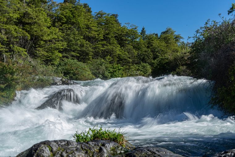El río Truful Truful atraviesa el entorno del pueblo formando saltos y cascadas. El río Truful Truful atraviesa el entorno del pueblo formando saltos y cascadas.