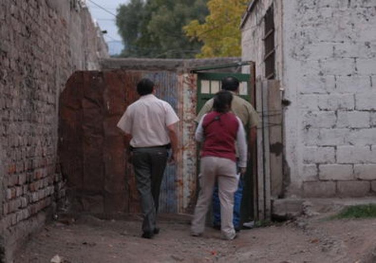 Los efectivos ingresan a la casa del sospechoso. Foto: Gerardo Gómez/ MDZ