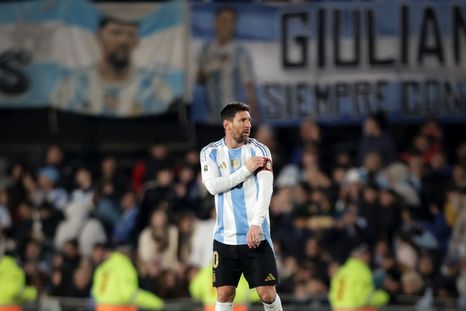 ¿Se baja del Mundial? Lionel Messi volvió a dejar en claro que no tiene una decisión tomada y es día a día. ¿Se baja del Mundial? Lionel Messi volvió a dejar en claro que no tiene una decisión tomada y es día a día.