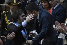 Javier Milei saludando a Luis Petri durante su presencia en el Congreso el domingo por la noche. Foto: Juan Mateo Aberastain Zubimendi / MDZ