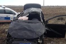 El auto quedó destrozado tras el vuelco Foto: El Chubut
