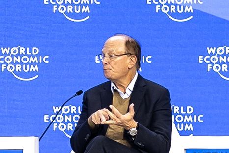 Larry Fink, CEO de BlackRock, desarrolló una estrategia de inversión a largo plazo y tuvo paciencia para sostener la decisión y la resolución de la Justicia de EE.UU. por el juicio por YPF, ahora empezó a obtener beneficios. Larry Fink, CEO de BlackRock, desarrolló una estrategia de inversión a largo plazo y tuvo paciencia para sostener la decisión y la resolución de la Justicia de EE.UU. por el juicio por YPF, ahora empezó a obtener beneficios.