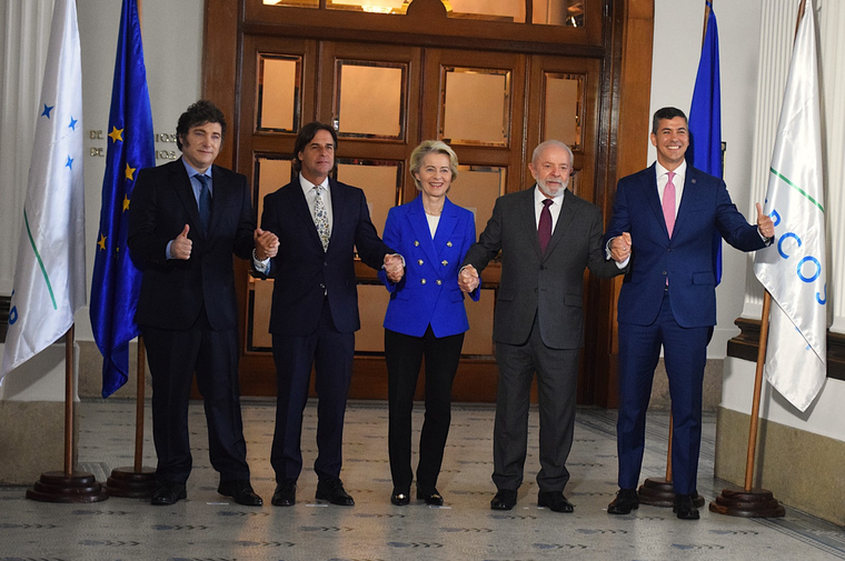 Javier Milei y los presidentes del Mercosur junto a la enviada de la Unión Europea tras la firma de la declaración conjunta sobre el acuerdo de libre comercio entre los dos bloques. Javier Milei y los presidentes del Mercosur junto a la enviada de la Unión Europea tras la firma de la declaración conjunta sobre el acuerdo de libre comercio entre los dos bloques.