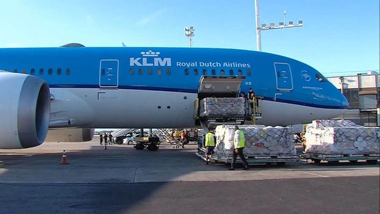 Llegaron vacunas de AstraZeneca y esta tarde llegarán más Sputnik V