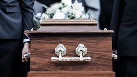 La muerte de un ser querido no solo representa un momento difícil de afrontar en cuanto a lo emocional, sino, también, a lo económico y burocrático. La muerte de un ser querido no solo representa un momento difícil de afrontar en cuanto a lo emocional, sino, también, a lo económico y burocrático.