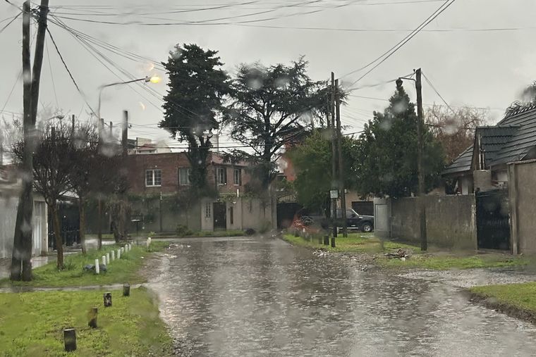 Los vecinos de distintas localidades de la provincia de Buenos Aires tomaron fotos de las inundaciones y las compartieron en las redes sociales.&nbsp;