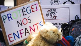 Los padres se han visto conmocionados por la ola de acusaciones y se han celebrado protestas con lemas como "protejan a nuestros hijos". Los padres se han visto conmocionados por la ola de acusaciones y se han celebrado protestas con lemas como "protejan a nuestros hijos".