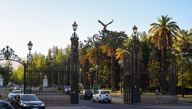 La reunión therian de esta tarde era en los portones del Parque San Martín. La reunión therian de esta tarde era en los portones del Parque San Martín.