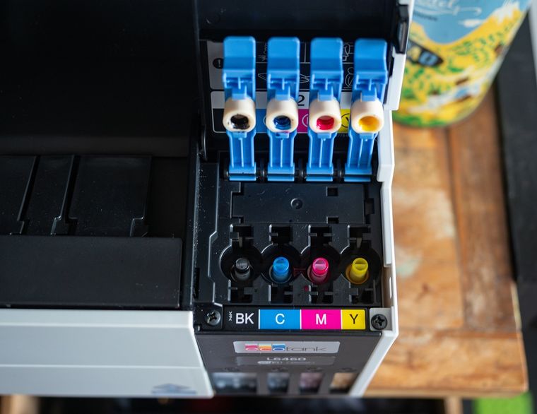 El sistema EcoTank de Epson elimina los costosos cartuchos tradicionales. El sistema EcoTank de Epson elimina los costosos cartuchos tradicionales.