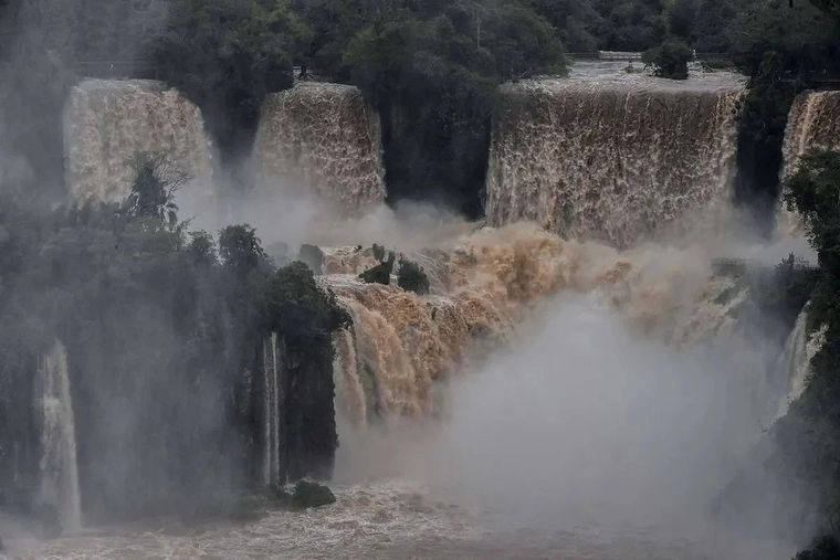 Imagen de las Cataratas del Iguazú en una de las últimas crecidas que obligó a cerrar los accesos al parque.