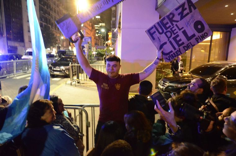 Decenas de libertarios se acercaron al Hotel Libertador para festejar la victoria de Adorni en las elecciones legislativas Foto: Juan Mateo Aberastain/ MDZ