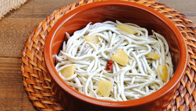 Las gulas son bajas en grasa y ricas en proteínas, lo que hace de esta receta una opción ligera y nutritiva. Las gulas son bajas en grasa y ricas en proteínas, lo que hace de esta receta una opción ligera y nutritiva.